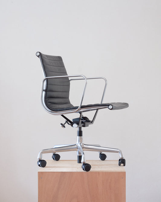 Charles and Ray Eames : Management Chair, Model EA335 [USA] Alu/Leather